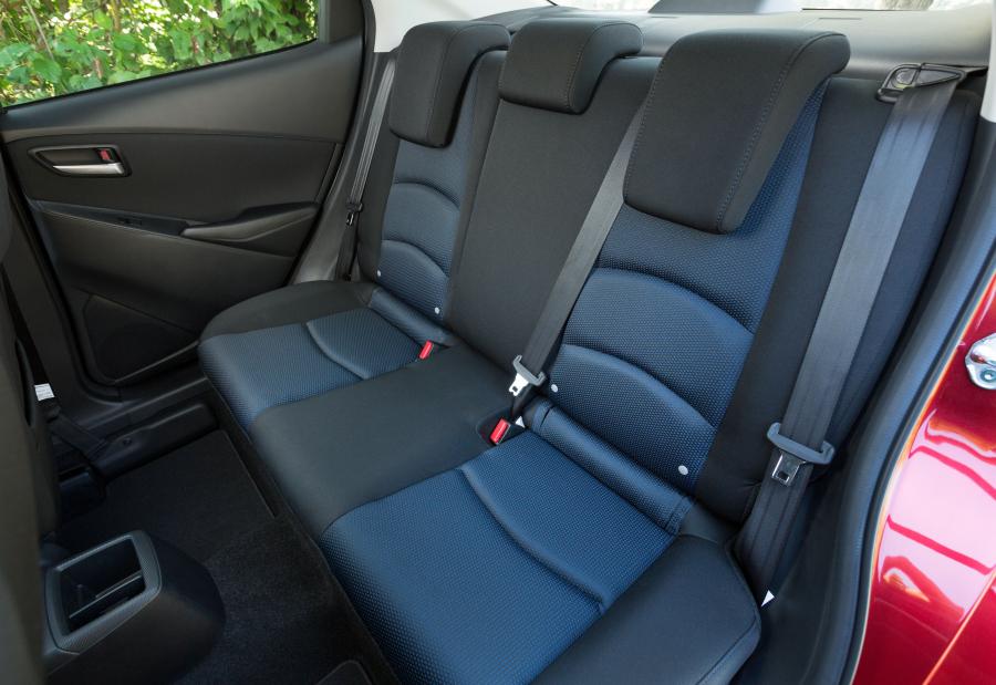 Интерьер Toyota Yaris Sedan 2016 года  (CA) (фото 26 из 29)